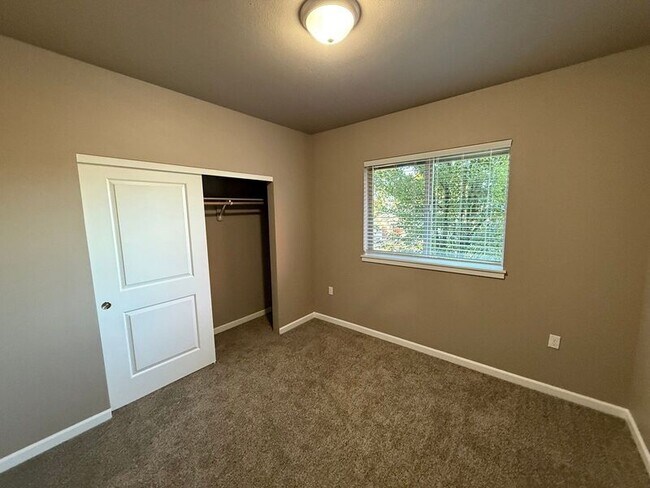 Building Photo - 4255 Hawthorne Ave NE