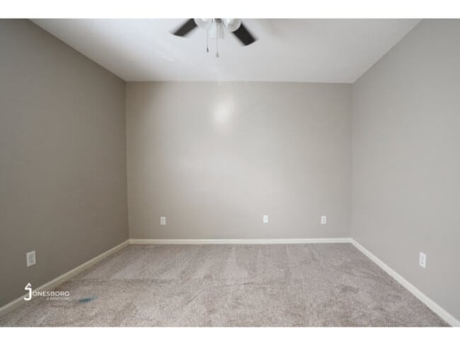 Building Photo - MEDALLION: Water &amp; Sewer Included!