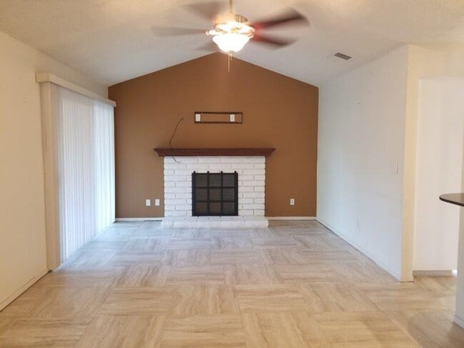 Building Photo - Charming Clovis 3/2 Home with New Solar System