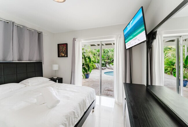 Building Photo - 4017 Monroe St