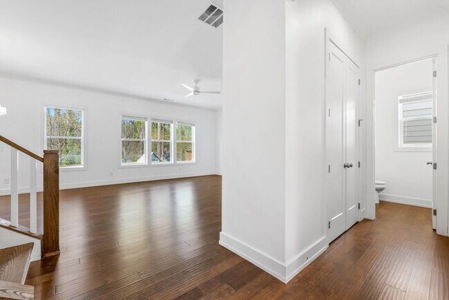 Building Photo - 3388 Kelowna Ct