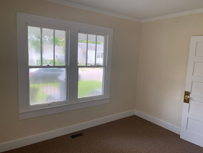 Building Photo - Quaint home located in City Limits