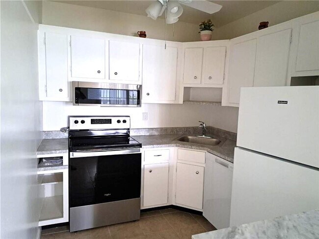 Building Photo - 2455 NE 51st St