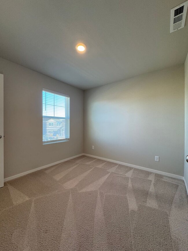 Building Photo - Spacious 4-Bedroom Home in a Great Neighbo...