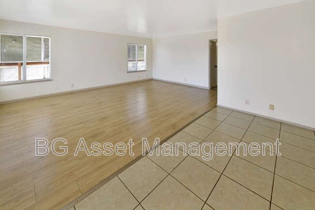 Building Photo - 8049 Greenridge Dr