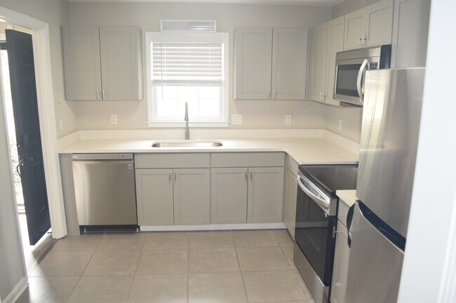 Building Photo - 141 Sterling Ct
