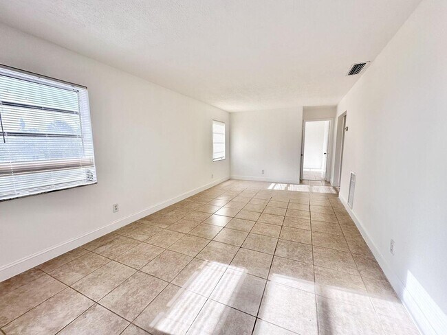 Building Photo - 906 Foresteria Dr