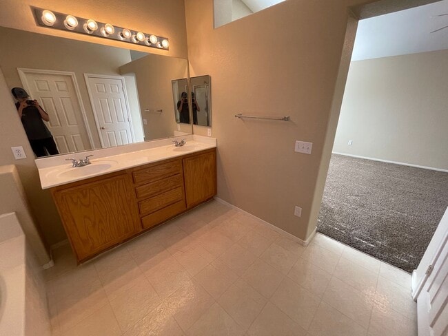 Building Photo - 3 Bedroom 2 1/2 Bathroom w/Den & Loft