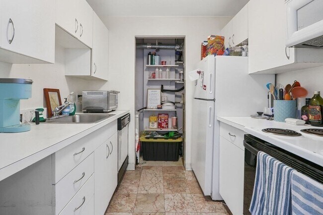 Building Photo - 128 Tudor St