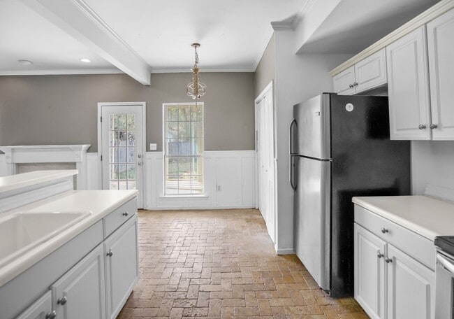 Building Photo - 4 Bedroom 2 Bath Townhouse in Pelham