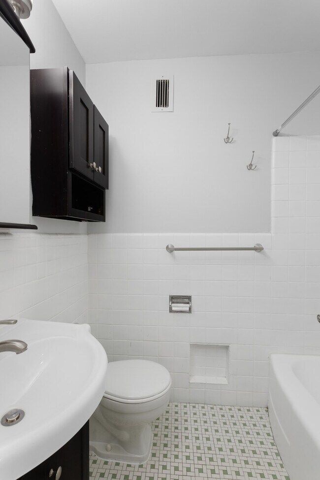 Building Photo - 5858 N Sheridan Rd