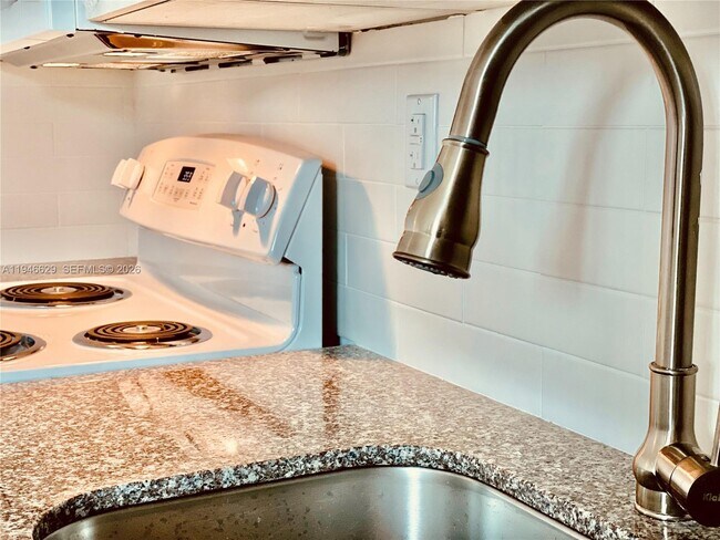 Building Photo - 1560 NW 1st Ct