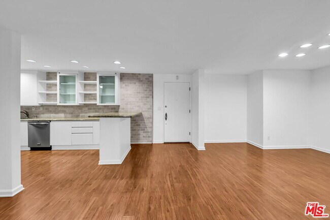 Building Photo - 723 Palisades Beach Rd