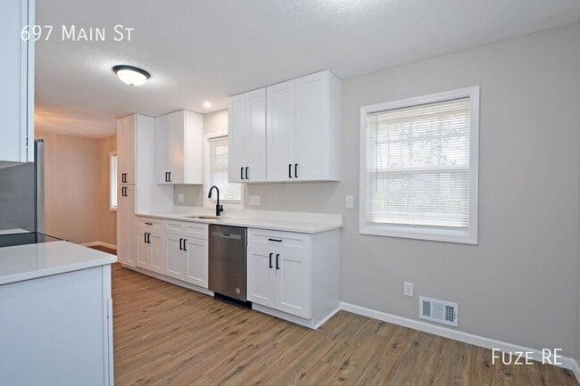 Building Photo - 697 Main St