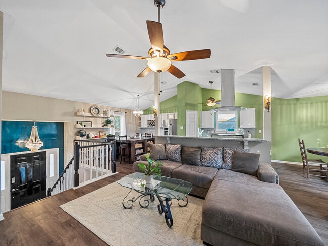 Building Photo - 2301 Summit Dr