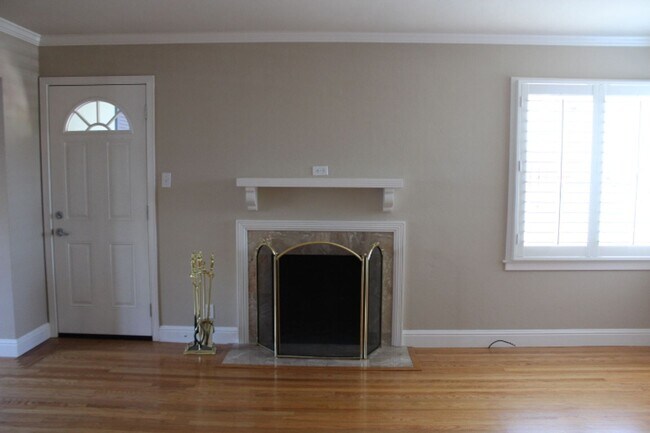 Building Photo - 709 N Claremont St