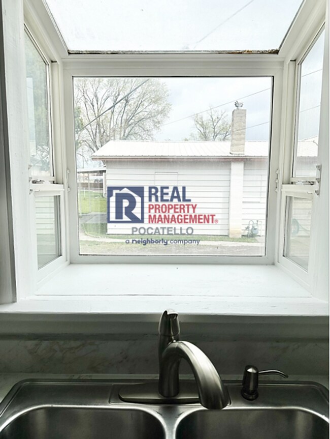 Building Photo - MOVE IN SPECIAL - 4 Bed 2 Bath House - PET...