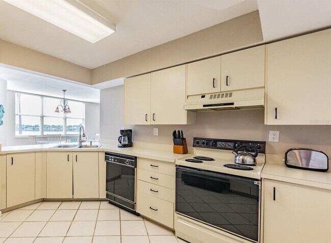 Building Photo - 6081 Bahia Del Mar Cir N