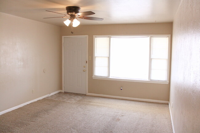 Building Photo - House Located Minutes From Schools, Restau...