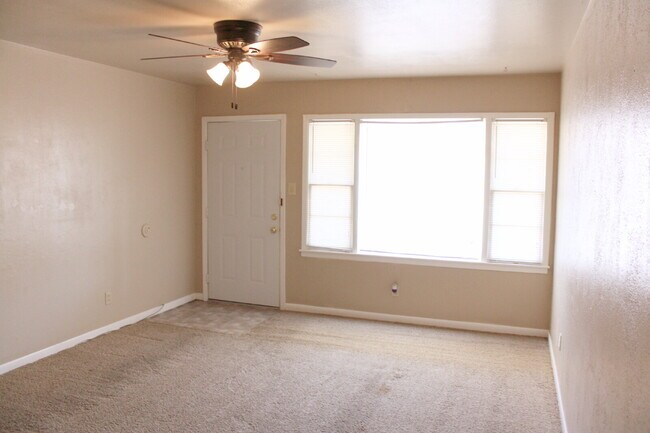 Building Photo - House Located Minutes From Schools, Restaurants & Shopping Mall!