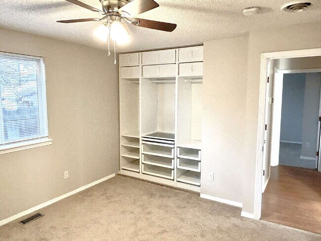 Building Photo - "Charming Home in the Cottonwood Community!"