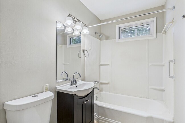 Building Photo - NW Brick Home in the Desirable Guilford Hi...