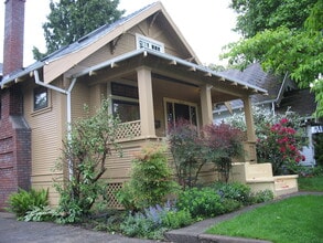 Building Photo - Beautiful 3 bedroom 1 bathroom NE Bungalow "Sabin area"