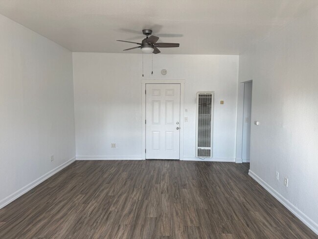 Building Photo - 939 University Ave