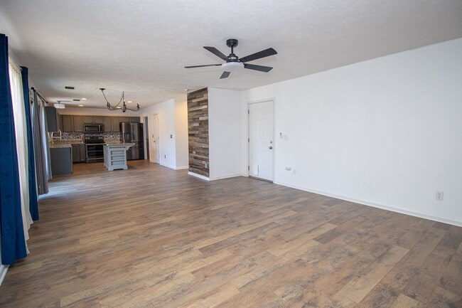 Building Photo - Beautiful 3BR/2.5BA Home with Fenced Yard, Granite Kitchen & Neighborhood Pool