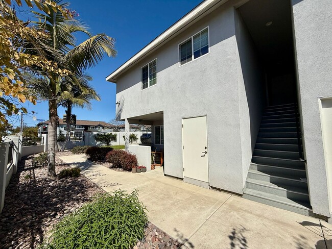 Building Photo - UPSTAIRS UNIT! Washer&Dryer! Assigned Park...
