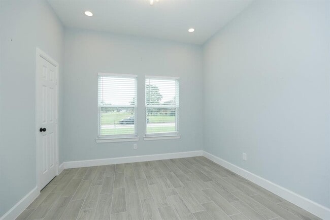 Building Photo - 322 S Amherst Dr