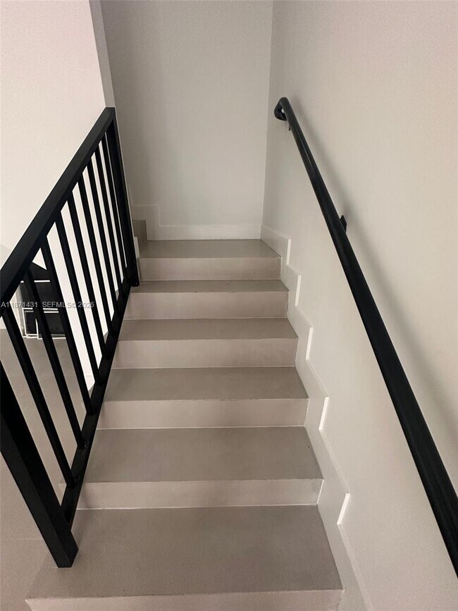 Building Photo - 532 NW 17th Ave