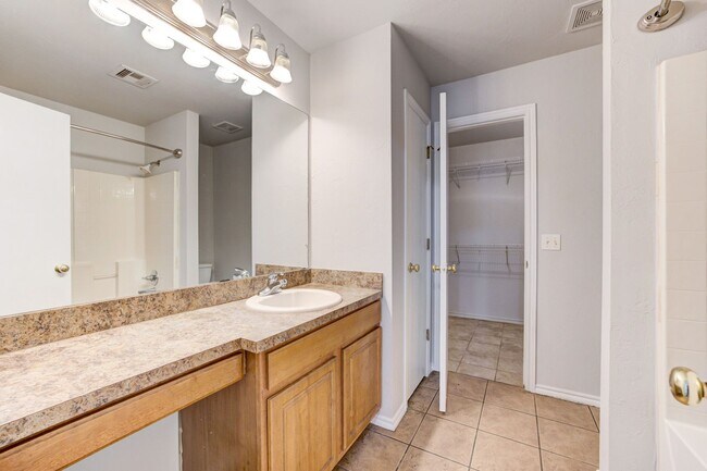 Building Photo - Cute 3BD/2BTH Duplex in Central East Norman!