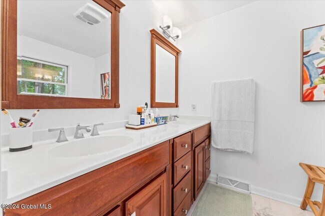 Building Photo - 12 Vallera Rd