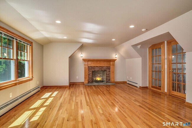 Building Photo - 10 Fernwood Rd