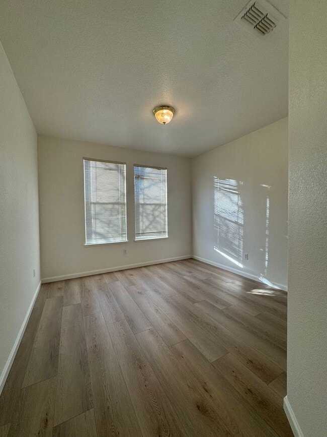 Building Photo - Beautiful Home with 4 Bedrooms and 3 Bathrooms in a Convenient Location!