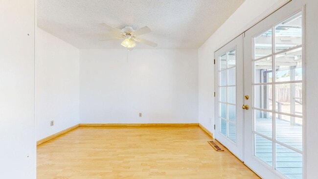 Building Photo - 4 Bedroom 2 Full Bathroom Single Family Ho...