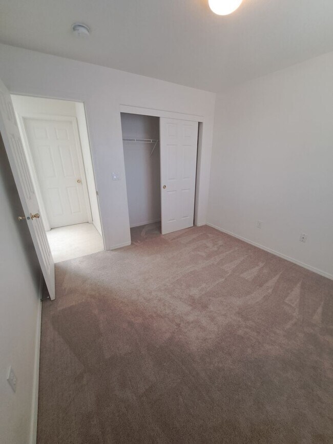 Building Photo - Beautiful Bright 3 bedroom - A/C  - Move i...