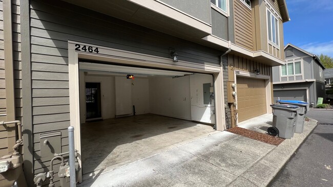 Building Photo - 2 Bed 2 Bath Townhouse