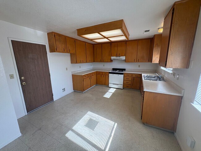 Building Photo - NW Visalia Home with Alley Access Rent Ready!