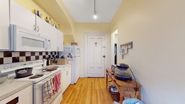 Building Photo - 6 Brimmer St