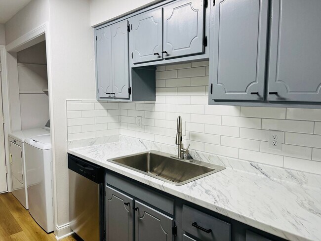 Building Photo - Wow! Newly renovated 2 bedroom 2 bathroom unit in Lithonia. Must see!