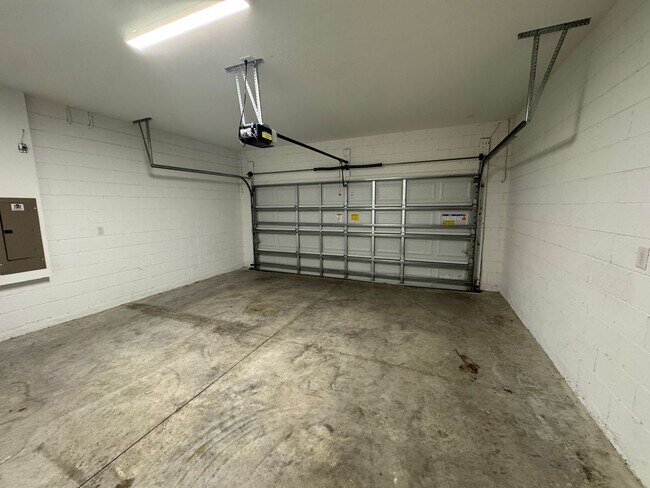 Building Photo - INCREDIBLE 4 Bedroom, 2 Bathroom Home in Poinciana!