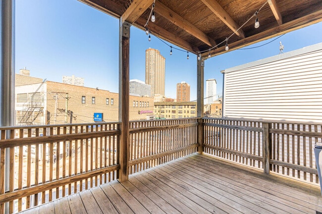 Building Photo - 726 W Addison St