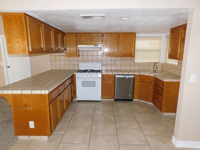 Building Photo - Gorgeous 3 Bed 2 Bath House in a Great Neighborhood