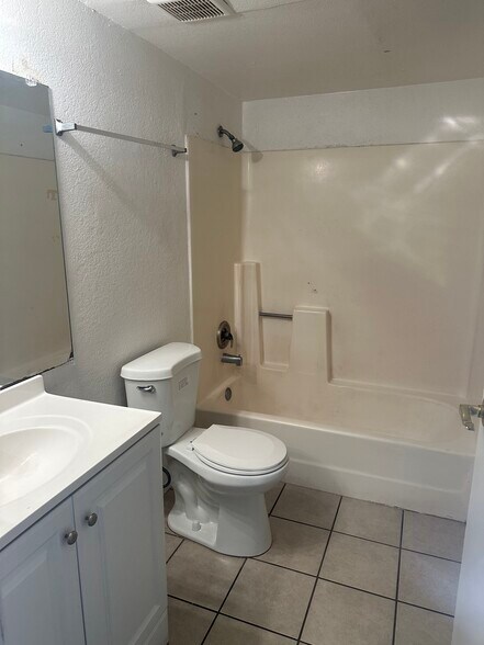 Building Photo - 465 W Ivyglen St