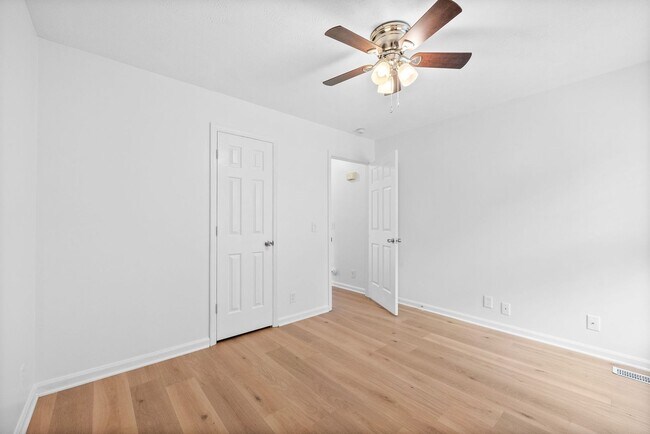 Building Photo - Pet Friendly Three Bedroom in Springfield!