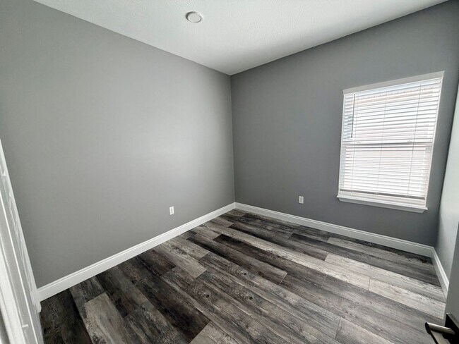 Building Photo - 4 bedroom 3 bath