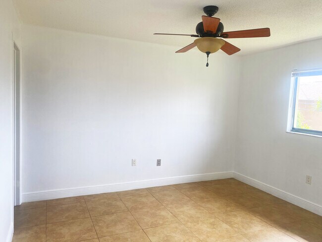 Building Photo - 1104 SE 8th St