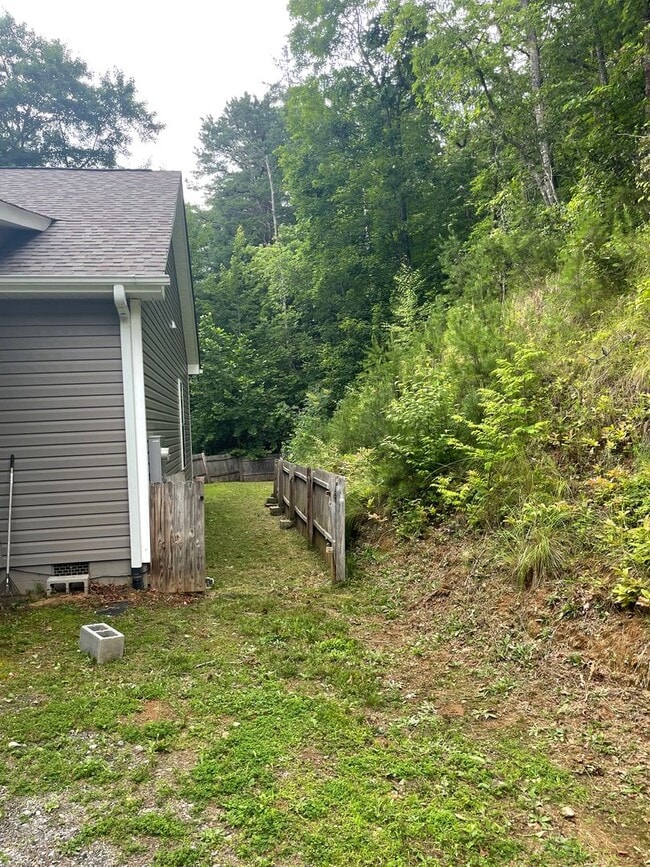 Building Photo - 2 Bedroom 1 Bathroom house